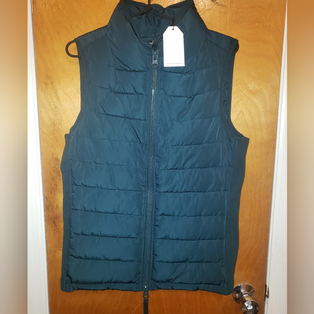 NWT Universal Standard Comfort Panel Sport puffer vest in deep sea